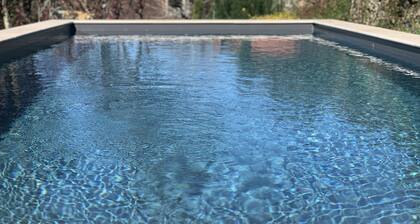 Romantic villa in Dordogne, air-conditioned, private heated pool, king size bed