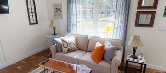 Bluebird Cottage B: Quiet, Firepit, Patio, Games