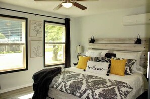 1 bedroom, desk, iron/ironing board, travel cot - Getaway1: king Bed,Mins from Bike Trl; Dogs OK (Marlinton)