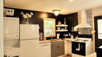 冷蔵庫、電子レンジ、オーブン、コンロ