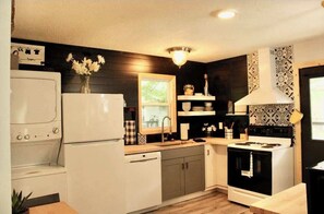 Fridge, microwave, oven, stovetop - Getaway1: king Bed,Mins from Bike Trl; Dogs OK (Marlinton)