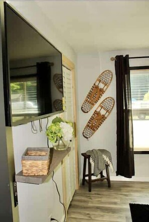 Interior - Getaway1: king Bed,Mins from Bike Trl; Dogs OK (Marlinton)