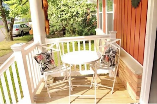Greenbrier Getaway 2: Mins from Bike Trail, Fenced Yard, Firepit; 1 Dog OK