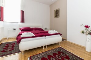 4 عدّة غرف نوم وخزنة داخل الغرفة ومكواة/لوح كي وواي فاي