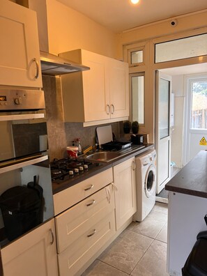 Casa, varias camas | Cocina privada | Refrigerador, microondas, horno y parrilla de estufa 