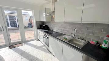 Studio | Private kitchen | Fridge, microwave, oven, stovetop