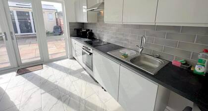 Large Triple Studio Flat - Croydon