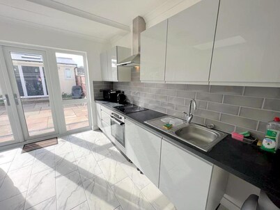 Large Triple Studio Flat - Croydon