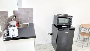 Studio | Private kitchen | Fridge, microwave, oven, stovetop