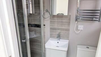 Studio | Bathroom | Shower, hair dryer, towels