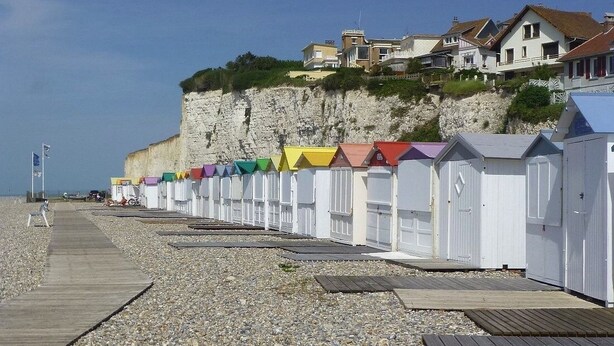 A pebble beach with a wooden walkway leading to colorful beach huts and houses on a cliff. - COTE D'ALBÂTRE BEACH 5 MINUTES AWAY (Criel-sur-Mer)