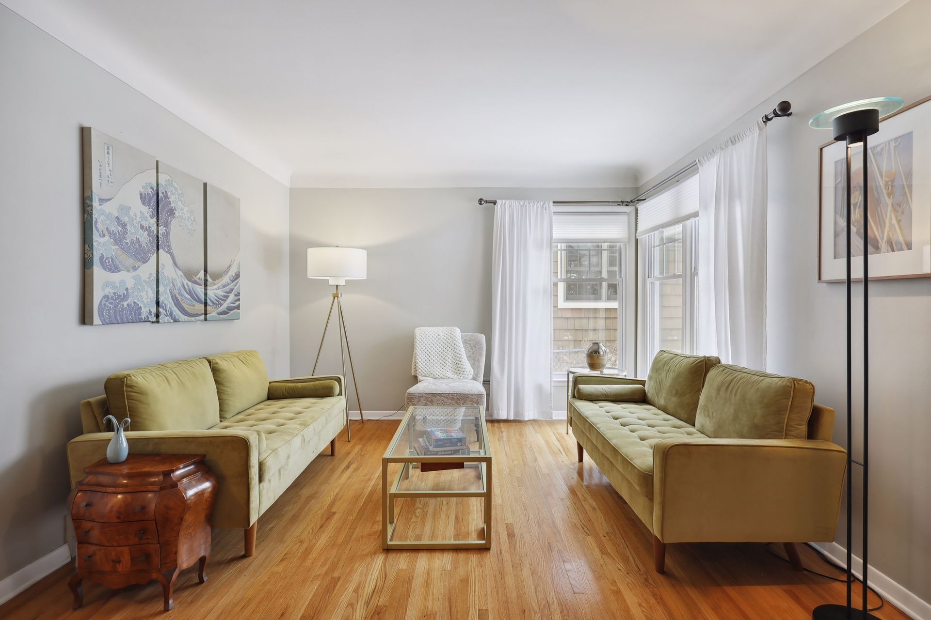 Cheerful 3 Bedroom 2 Blocks from Grass Lake