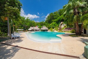 2 outdoor pools, open 9:00 AM to 10:00 PM, pool umbrellas, pool loungers - HOTEL BIULÚ (Santa María Huatulco)
