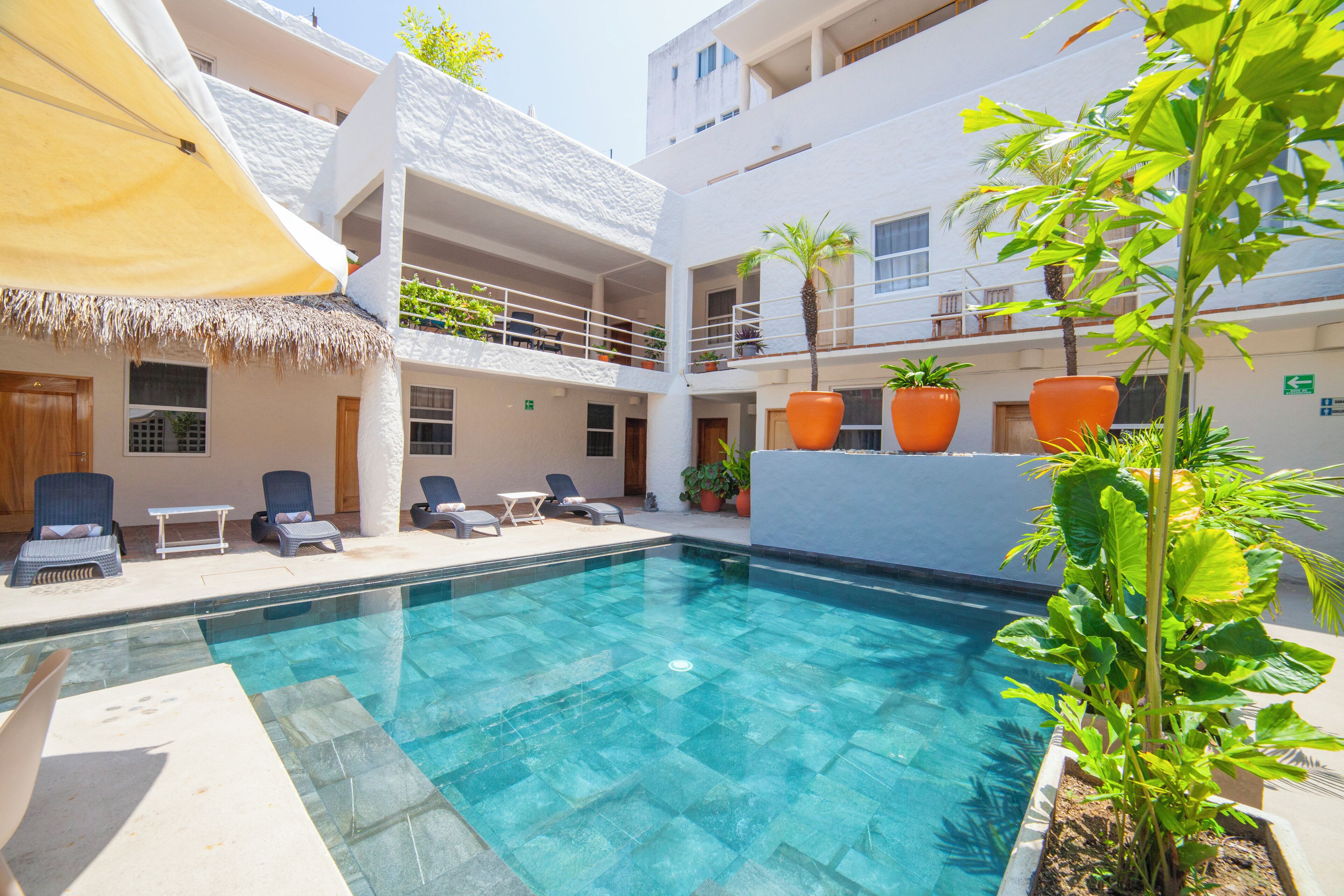 2 albercas al aire libre, sombrillas en la alberca y camastros 