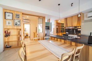 Apartamento familiar, varias habitaciones | Zona de estar | Una televisión LED