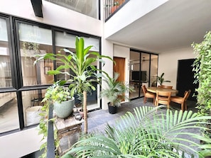 Apartamento família | Área de estar | TV LED