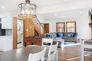 Smart-tv, een open haard en videospelletjes