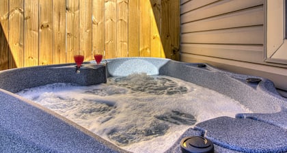 Jaxon's Mountain River Retreat w/Hot Tub, Arcade, 2 King Beds, Leather Recliners