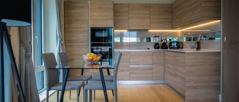 Apartment, 1 Queen Bed | Dining