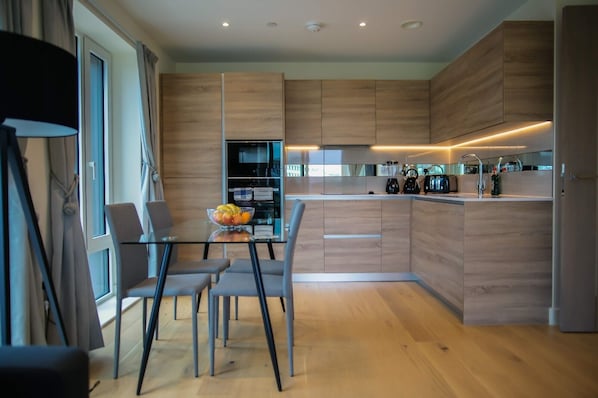 Appartamento, 1 letto queen | Ristoranti