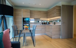 Apartment, 1 Queen Bed | Private kitchen