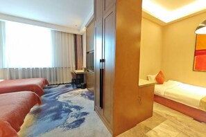 A hotel room with two beds, a desk, and a view of the outdoors. - Lanshe Hotel (Harbin)