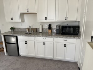 Fridge, coffee/tea maker, cookware/dishes/utensils, paper towels - Beautiful, brand new next gen suite near Temecula wine country (Winchester)