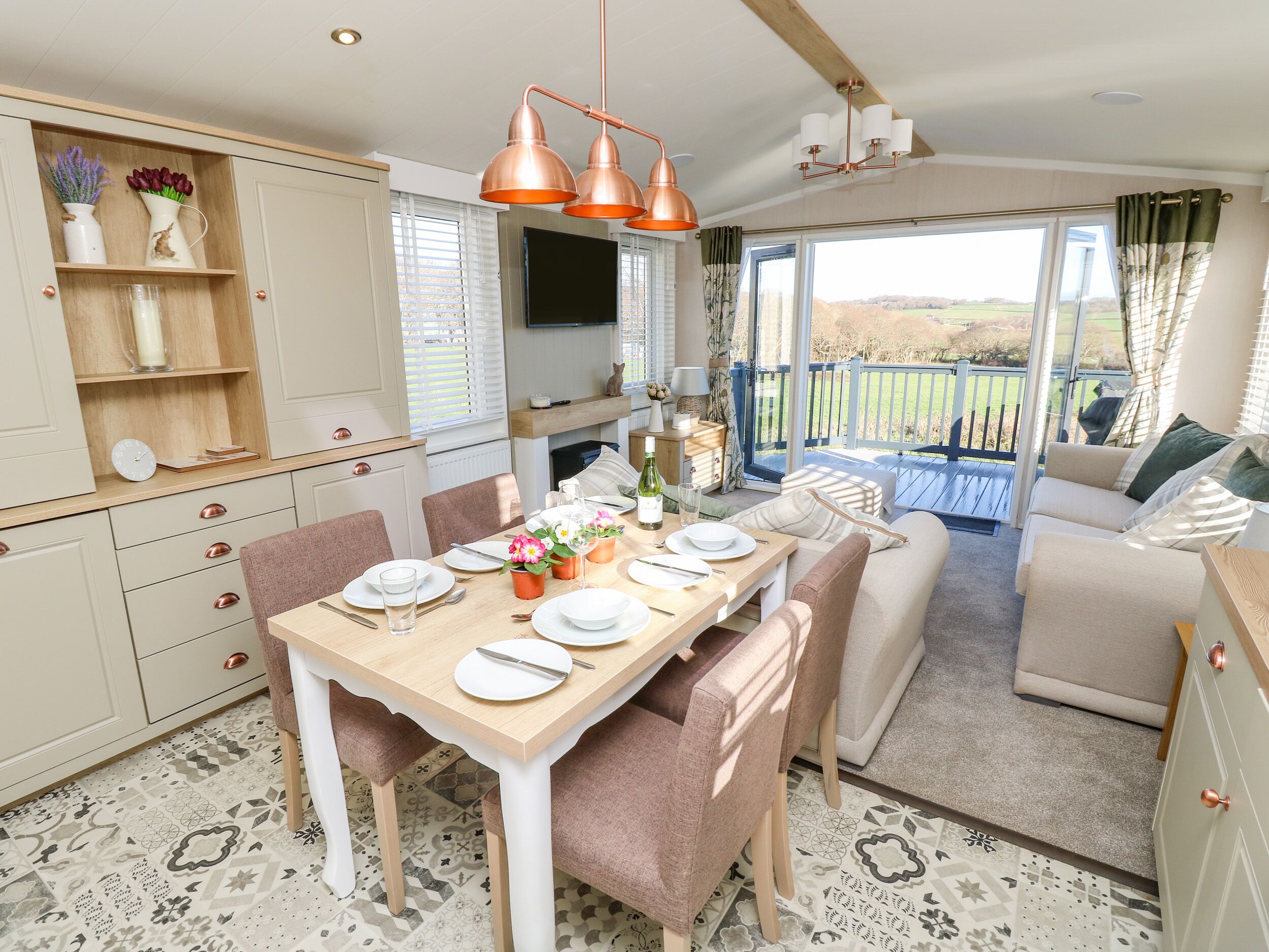 المنشأة من الداخل