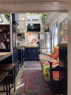 Fridge, microwave, oven, stovetop - “SERENDIPITY” a boho inspired tiny home on wheels in country setting (Sweetwater)