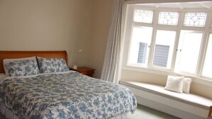 บ้านพักเบสิก, หลายเตียง | 3 ห้องนอน, เตารีด/โต๊ะรีดผ้า, ผ้าปูที่นอน