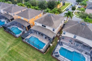 Un quartier résidentiel où les maisons sont dotées de garages attenants et d’une piscine.