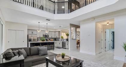 Boutique Style Large 6 Bed Villa -South Facing Private Pool and Spa in Watersong