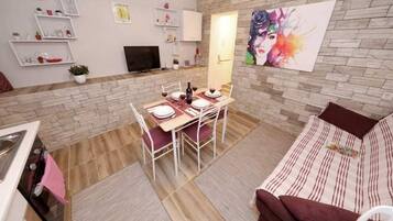 Apartemen (One Bedroom Apartment with Terrace) | Ruang keluarga | TV