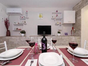 Căn hộ (One Bedroom Apartment with Terrace) | Phòng ăn