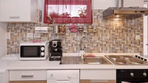 A kitchen with a microwave, toaster, sink, and dishwasher. - Apartment Ana Zadar (Zadar)