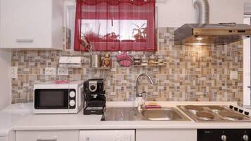 Apartemen (One Bedroom Apartment with Terrace) | Dapur pribadi | Lemari es dan pemanggang roti