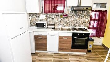 Apartemen (One Bedroom Apartment with Terrace) | Dapur pribadi | Lemari es dan pemanggang roti