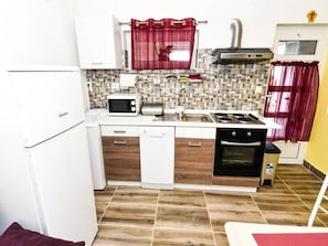 Căn hộ (One Bedroom Apartment with Terrace) | Bếp riêng | Tủ lạnh, lò nướng bánh mì 