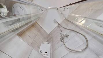 Apartment (One Bedroom Apartment with Terrace) | Bathroom | Shower, towels