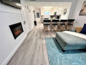 Smart TV, chimenea y estéreo