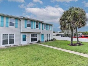 Exterior - Beachy 2bd Townhouse w/ Garage (New Smyrna Beach)