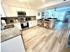 Refrigerador, microondas, horno y parrilla de estufa