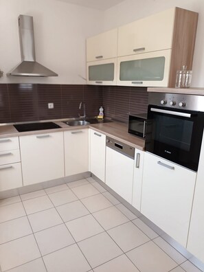 Kjøleskap, mikrobølgeovn, ovn og kokeplater