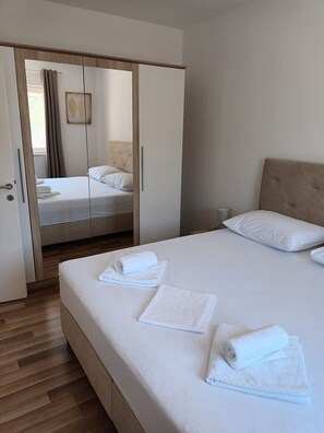 3 bedrooms, iron/ironing board, WiFi, bed sheets - Holiday Home Gabi - Three Bedroom Holiday Home with Terrace and Swimming pool (Šibenik)