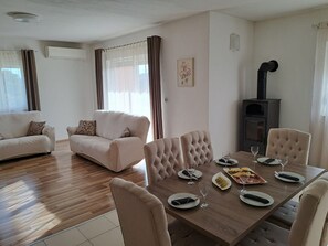 Dining - Holiday Home Gabi - Three Bedroom Holiday Home with Terrace and Swimming pool (Šibenik)