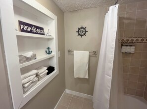 Hair dryer, towels, soap, shampoo - Near Downtown & Beaches! Dogs Stay for Free! (Manistee)