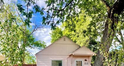 8 mins from U of O, Central/Funky/Fun!