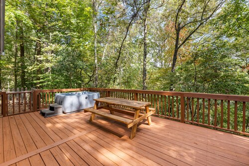 By & By - 2 Bed/1 - Bath with Hot Tub/Dog-Friendly/Dog Pen!