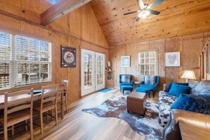 Una Smart TV, una chimenea