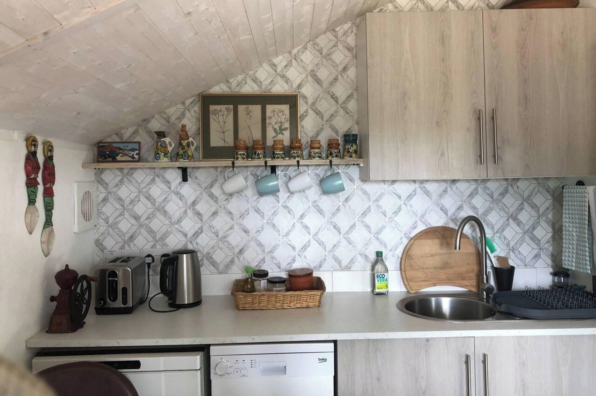 Réfrigérateur, micro-ondes, plaque de cuisson, lave-vaisselle